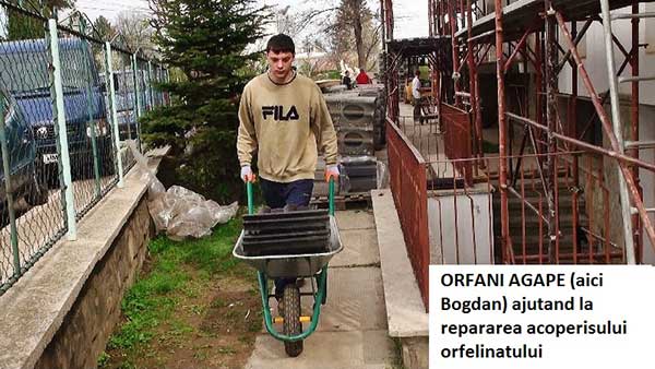 Orfani AGAPE (aici Bogdan) ajutand la repararea
acoperisului orfelinatului Orfani AGAPE (aici Bogdan)
ajutand la repararea acoperisului orfelinatului